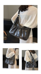 Dreifache Ansicht einer schwarzen Hobo-Tasche mit Raffungen und breitem Schultergurt