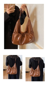 Detail der braunen Vintage-Hobotasche mit elegantem Faltenboden und verstellbarem Riemen