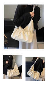 Detailansicht der cremeweißen Falten-Hobo-Tasche mit Kunstlederstruktur und großem Volumen