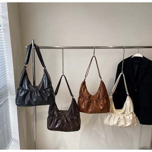 Detailansicht von vier Falten-Hobo-Taschen in Schwarz, Kaffee, Karamell und Creme