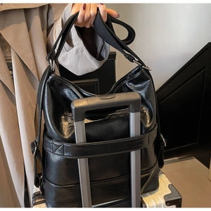 Gros plan du sac fourre-tout noir avec sangle pour bagage sur poignée de valise