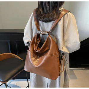 Détail du sac à dos vintage en cuir marron texturé avec bretelles réglables amovibles