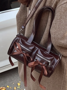 Sac bandoulière en cuir verni marron foncé style ballet avec nœud et poche détaillée