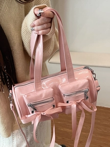 Sac cylindrique en cuir verni rose avec nœuds en soie et poches zippées