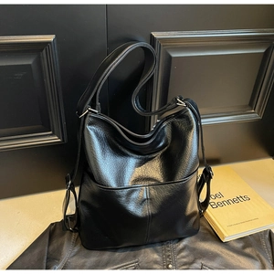 Détail du sac hobo en cuir grainé noir avec ferrures argentées et doubles sangles