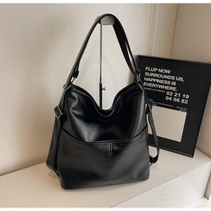 Vue détaillée du sac cabas en cuir grainé noir avec boucle argentée et poche latérale