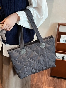 Borsa tote trapuntata grigio scuro con motivo a rombi in nylon leggero per donna casuale