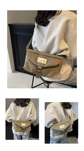 Dettaglio della borsa a tracolla verde oliva con zip arancione e etichetta con smiley