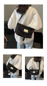 Dettaglio borsa a tracolla in nylon nero con logo smiley e accento zip rossa vivace