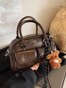 Sac Boston en Cuir PU Rétro pour Femmes Sac à Bandoulière Vintage Chic Navette Sac de Bowling avec Pendentif Ours