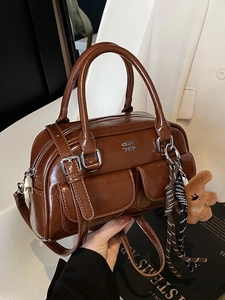 Sac bowling rétro marron brillant avec finitions argentées et charm ours en peluche