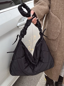Chic black quilted tote bag with ruched shoulder straps for versatile autumn style