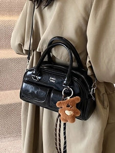 Sac bowling rétro en cuir brillant noir avec anses et porte-clé petit ours