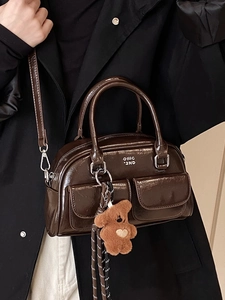 Sac bowling vintage marron brillant avec logo argenté, poches et breloque ours coeur