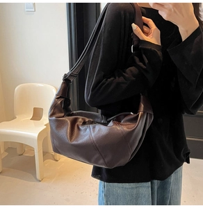 Dettaglio della borsa hobo in pelle testa di moro con cuciture e trama a pieghe