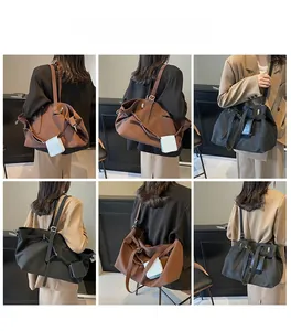 Viste dettagliate della borsa tote opaca capiente con tracolla regolabile e pochette