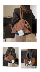 Dettaglio della grande borsa tote marrone opaca con tracolle e mini borsellino blu