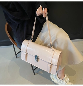 Vue détaillée du sac messager crème en cuir ciré vintage avec boucle rotative argentée