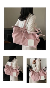 Vista dettagliata della borsa tote rosa opaca con fibbie argentate e tracolla