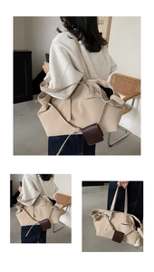 Dettaglio della borsa tote beige opaca con lati plissettati e ciondolo decorativo marrone