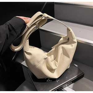 Dettaglio della borsa a tracolla in pelle beige testurizzata con fibbia in argento regolabile