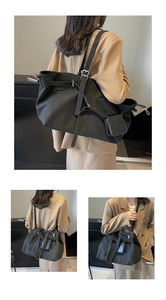 Dettaglio macro della borsa tote grande in nylon nero con fibbia e mini astuccio laterale