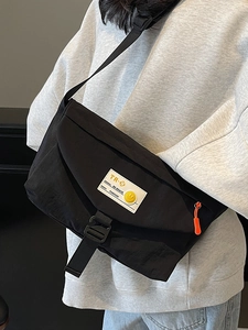 Borsa a tracolla in tela nera con tracolla regolabile e logo TR-9 per il pendolarismo