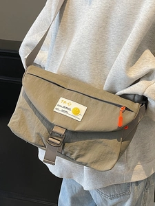 Borsa a tracolla minimalista in nylon kaki con cerniera arancione e tracolla regolabile