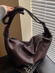Borsa hobo minimalista in pelle marrone cioccolato con tracolla regolabile e capiente