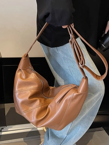 Grande borsa hobo marrone in ecopelle con tracolla regolabile per pendolari femminili