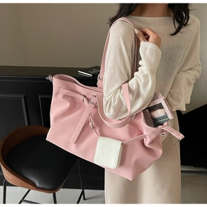 Dettaglio della borsa tote in nylon rosa con mini pochette bianca e cinturini regolabili