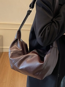 Grande borsa a tracolla minimalista in pelle testa di moro con tracolla larga