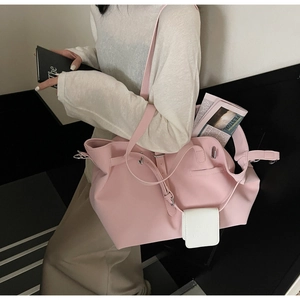 Dettaglio di una grande borsa tote in pelle opaca rosa con tasca laterale bianca