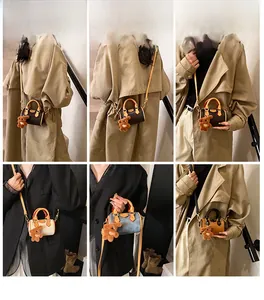 Mini sac Boston avec double poignée et breloque ours en peluche en plusieurs couleurs