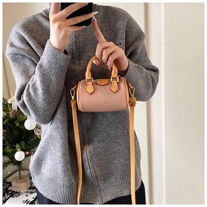 Sac barillet rose chic avec poignées contrastées et détails dorés dorés