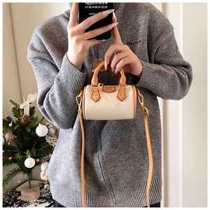Mini sac Boston chic en cuir grainé crème avec anses marron et détails dorés brillants