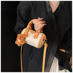 Mini sac polochon crème avec poignées marron et charmant petit ours en peluche