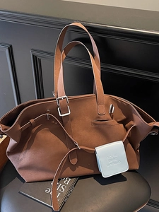 Borsa tote vintage in pelle scamosciata marrone con fibbia argento e ciondolo blu