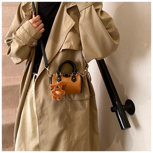 Mini sac Boston marron chic avec poignées noires et détail charm d'ours en peluche