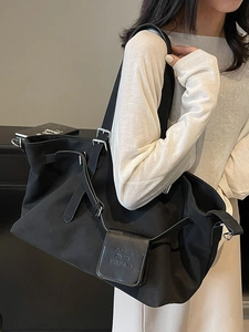 Borsa tote vintage in nylon nero con fibbia argentata e ciondolo in pelle da donna