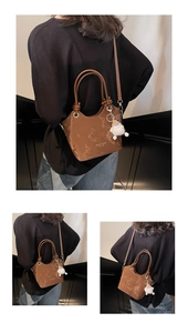 Détail du sac seau marron avec texture marbrée et breloque en peluche sur la bandoulière