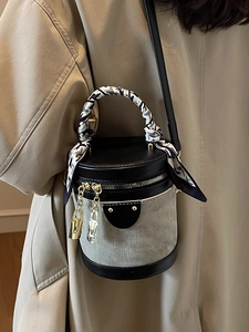 Retro cylinder bucket bag in black leather and grey fabric with gold lock charms