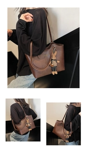 Détail du sac cabas en cuir marron avec lettrage doré et pendentif lapin mignon