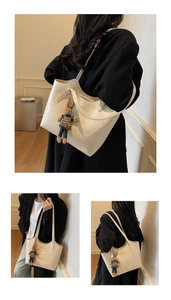 Détail du sac fourre-tout blanc crème montrant la texture du cuir et le porte-clé lapin