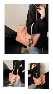 Détail du sac cabas rose avec lettrage doré et charmant accessoire de lapin