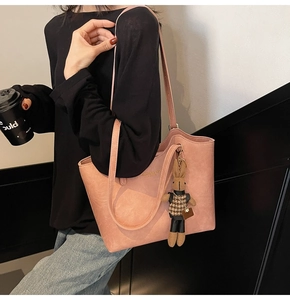 Sac fourre-tout rose en cuir PU mat avec un charm lapin à carreaux sur l'épaule