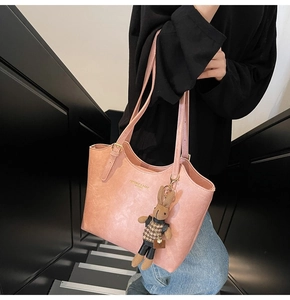 Détail du sac cabas rose en similicuir avec texture litchi et charmant lapin décoratif