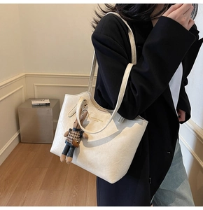 Sac fourre-tout en cuir gaufré blanc cassé avec pendentif lapin dans un style quotidien