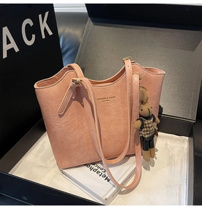 Sac fourre-tout en cuir PU rose avec lettrage doré et charm lapin dans une boîte cadeau