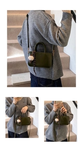 Sac à main en cuir brillant vert olive avec breloque en fourrure sur fond gris